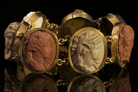 Antique Grand Tour bracelet with classic faces made of lava