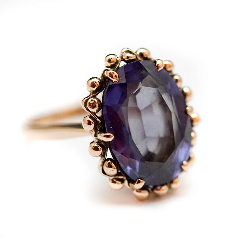 A ring of 14k gold with an amethyst