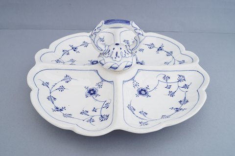 Royal Copenhagen, musselmalet riflet; Cabaret fad af porcelæn #396