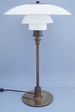 Poul Henningsen; Jubilæums PH-3/2 bordlampe fra 1994 af bruneret messing med 
skærme af opalglas