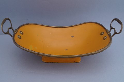 Breadbasket in yellowpainted metal with brass on the edge