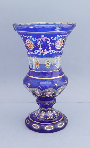 Vase in blue glass decorated with flowers