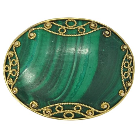 Brooch of gold set with malachite