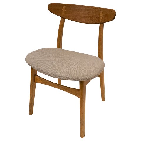 Hans J. Wegner; Sæt på seks spisebordsstole af ege- og teaktræ, lyst uld, model 
CH-30