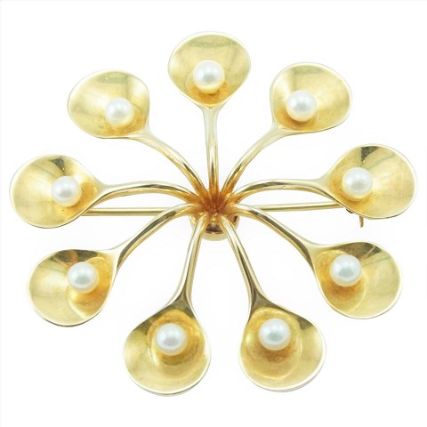 Georg Jensen, Nanna Ditzel; Brooch of 18k gold, set with pearls #1354C