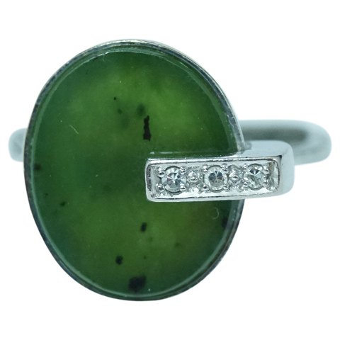 Ring af 14 kt. hvidguld med jade og diamanter