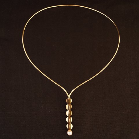 A. Michelsen, Eigil Jensen; A necklace of 18 kt. set with a pearl