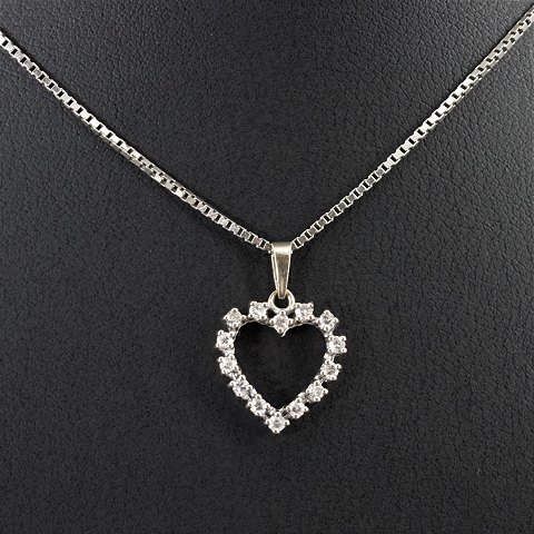 Halssmykke af 14 kt. hvidguld, hjerte med brillantslebne diamanter