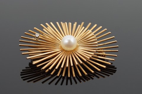 Viggo Wollny; A diamond brooch set with a pearl mounted in 14k gold