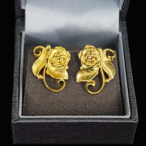 Georg Jensen; Ear ring/ear skrews of 18k gold #305