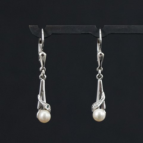 Diamond earrings of 8k gold set with pearls