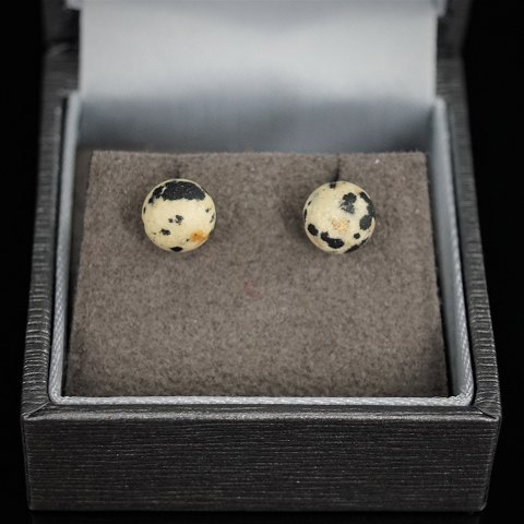 Hermann Siersbøl; Earrings of 8k gold with round stones