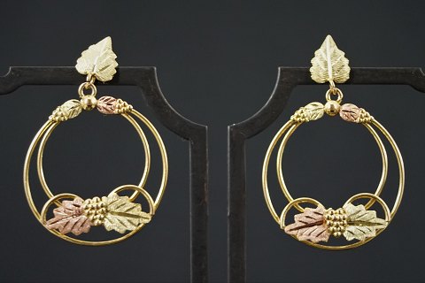 Store ørestikker/øreringe af 14 kt. guld og rosaguld med bladmønster