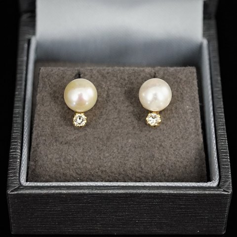 Pearl earrings of 14k gold set with diamonds