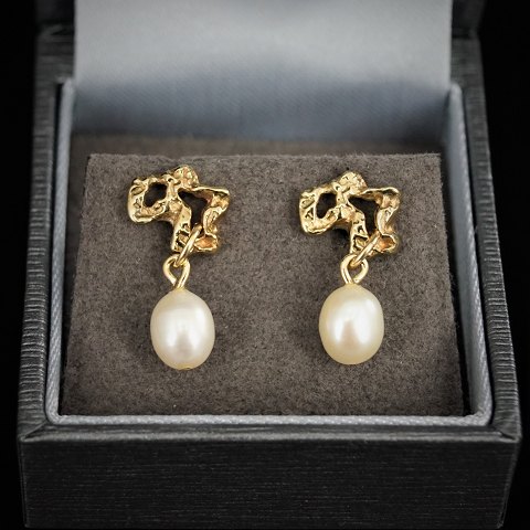 A pair of earrings set with pearls, 8k gold