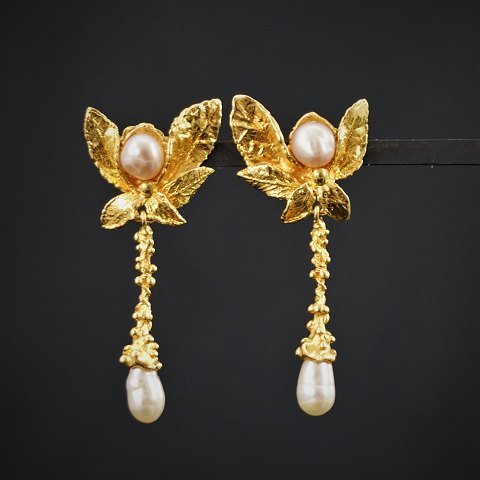 Jean Larsen; Earrings of 18k gold set with pearls
