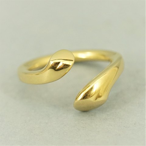 Georg Jensen, Regitze Overgaard; A "Devoted heart" ring of 18k gold #1262