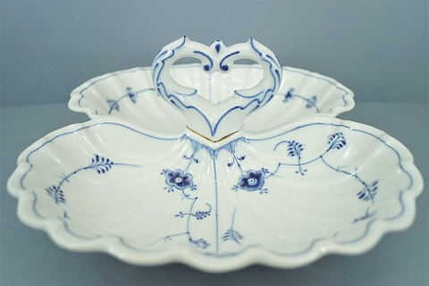 Royal Copenhagen, musselmalet riflet; Cabaret fad af porcelæn #395