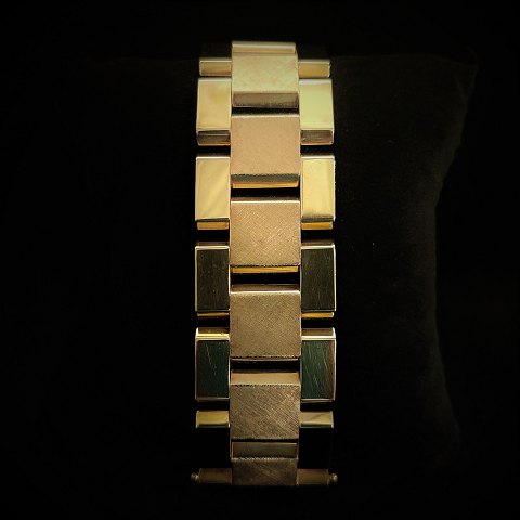 Skrivers; A bracelet of 14k gold
