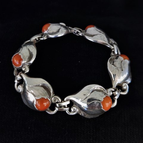 Evald Nielsen; A jugend bracelet of sterling silver set with corals
