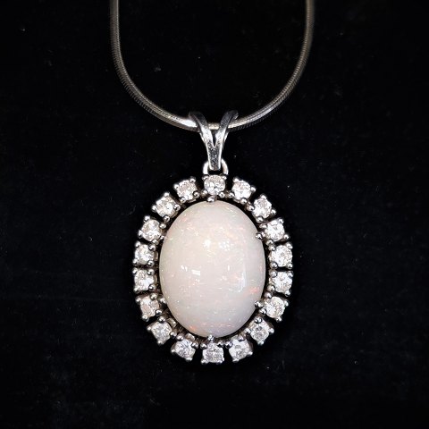 A necklace set with an opal and 18 brillants, mounted in 14k white gold