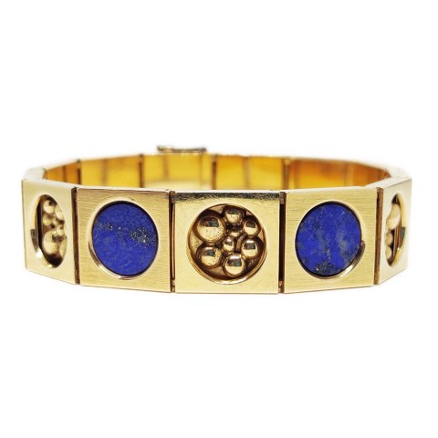 Ove Fogh Pedersen; A bracelet in 14k gold set with lapis lazuli