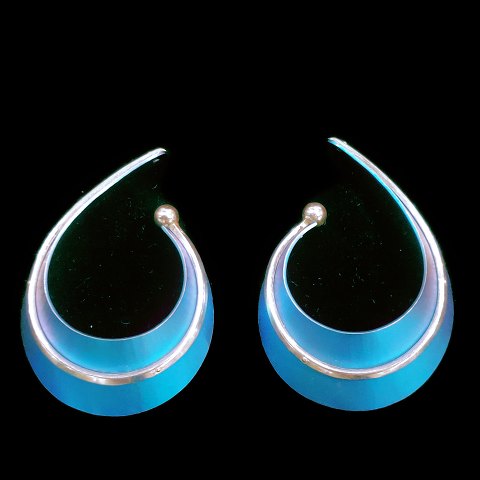 Kirsten Pontoppidan; Ear rings made in titanium and silver