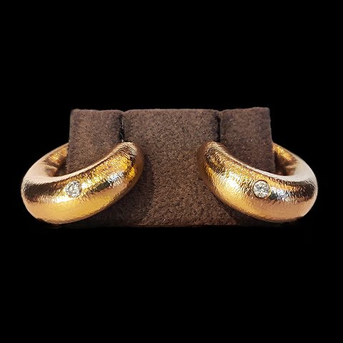 Ole Lynggaard; Fidelity ear rings in 14k gold set with diamonds