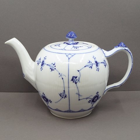 Royal Copenhagen, musselmalet riflet; tekande af porcelæn nr. 259 Royal Copenhagen, musselmalet riflet; tekande af porcelæn nr. 259