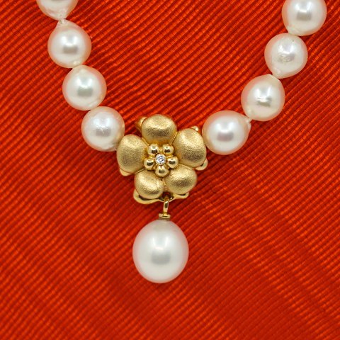 Ole Lynggaard, Charlotte Lynggaard; Clasp of 18k gold, set with diamond and pearl