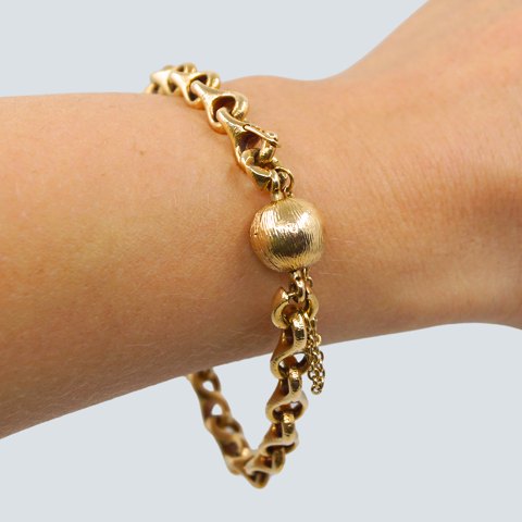 Ole Lynggaard; Bracelet of 14k gold, with round clasp