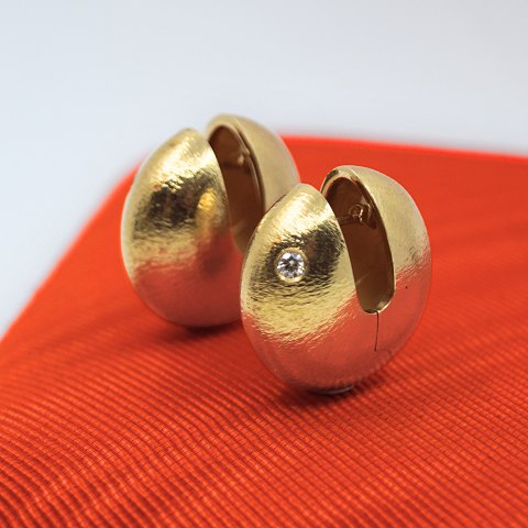 Ole Lynggaard; Pair of earrings in 14k gold with diamonds