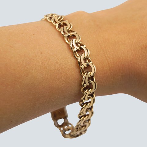 Kraftigt bismarckarmbånd i 8 kt. guld, b. 10 mm