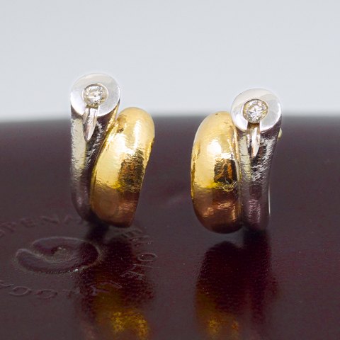 Ole Lynggaard; Par Fidelity ørering af 14 kt. guld og hvidguld, prydet med diamant