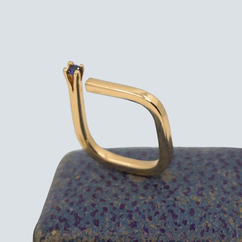 Svend Fisker; Ring i 14 kt. guld med safir