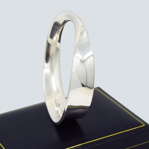 Georg Jensen, Vivianna Torun Bülow-Hübe; Möbius armring i sterling sølv, nr. 206