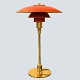 Poul Henningsen; 3/2 Jubilæums bordlampe med rødlakeret skærme Poul Henningsen; 3/2 Jubilæums bordlampe med rødlakeret skærme