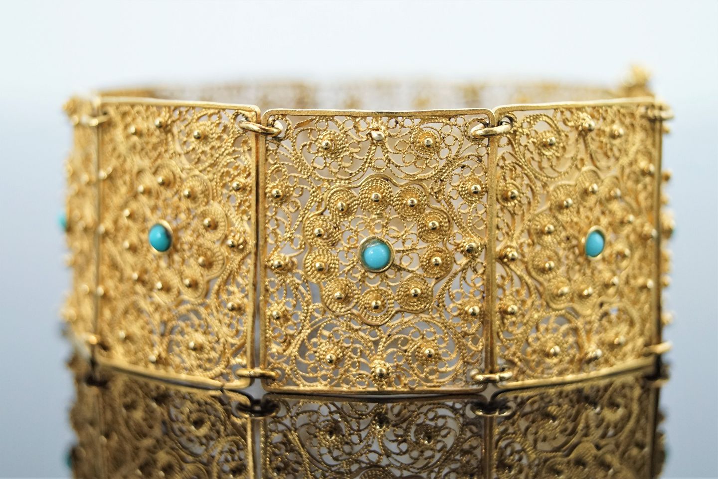 rille Margaret Mitchell broderi Antik Damgaard-Lauritsen - Bredt filigran armbånd med turkiser, fattet i 18  kt. guld
